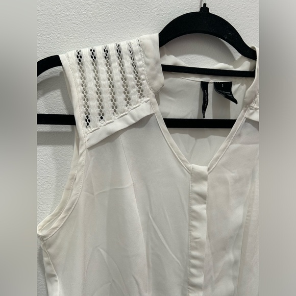 Sleeveless Button Up Top - Picture 3 of 7